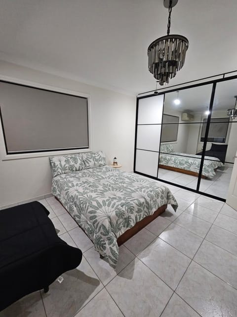 Book this Spacious Family room for your next stay shared laundry, kitchen and living area Vacation rental in Merrylands