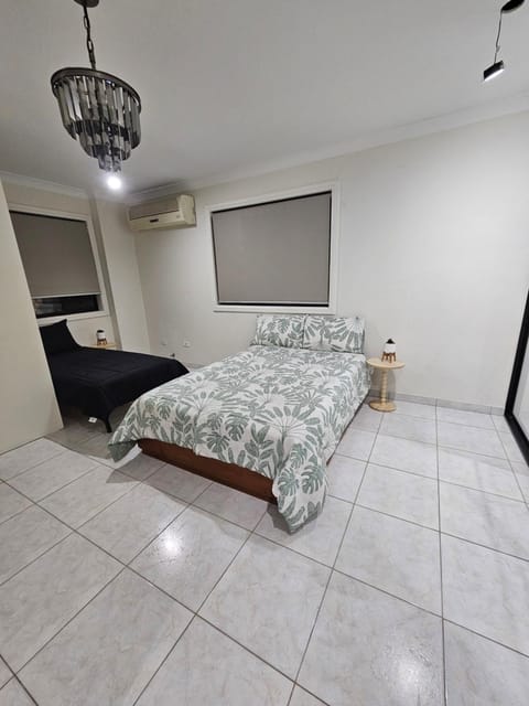 Book this Spacious Family room for your next stay shared laundry, kitchen and living area Location de vacances in Merrylands