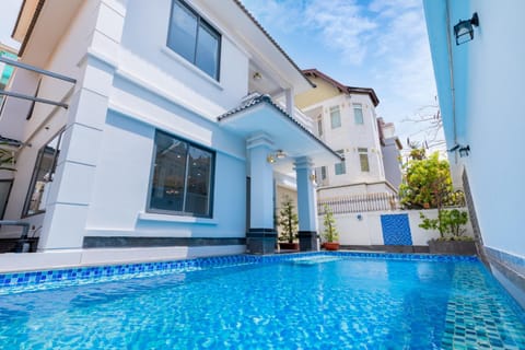 Property building, Day, Pool view, Swimming pool