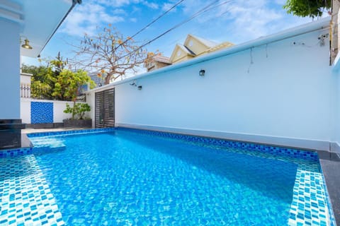 Day, Pool view, Swimming pool, sunbed