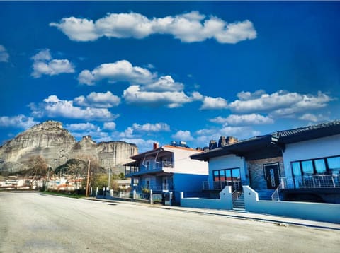 Property building, Day, Neighbourhood, Natural landscape, Mountain view