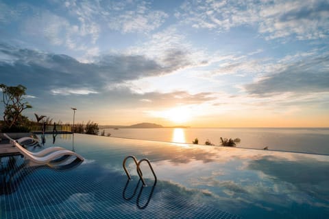 Day, Natural landscape, Pool view, Sea view, Swimming pool, Sunrise, Sunset, sunbed