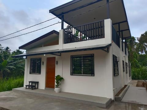 Charming House with Jacuzzi Chalet in Tagaytay