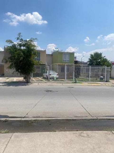 Casa duplex aeropuerto/arena VFG Condominio in Tlaquepaque
