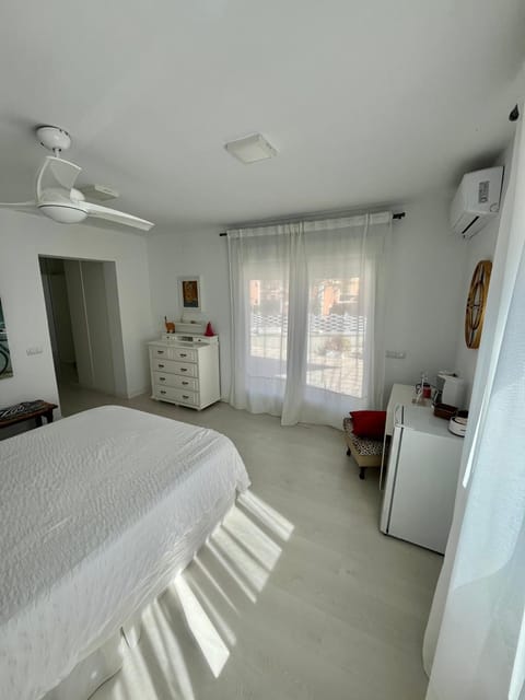 Habitación independiente, luminosa y perfecta para dos o una persona. Vacation rental in Seville