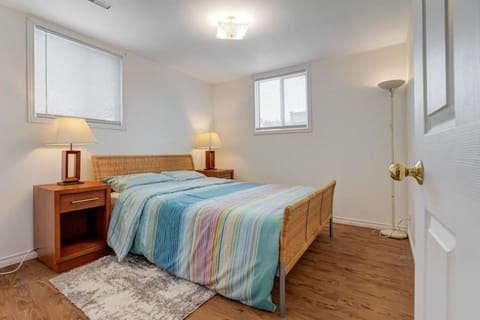 Comfortable Whitby 2 Bedroom Lower Suite Casa in Oshawa