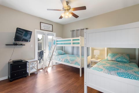 Flamingo Cove Coastal - 3 King Beds - Bunkbeds - Grill House in Miramar Beach