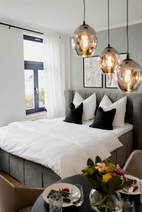 Bed, Living room, Bedroom