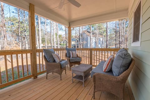 Cabin Style & Cozy Back Deck Near LakePoint PBR House in Cartersville