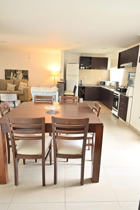 Kitchen or kitchenette, Dining area, minibar, pet friendly