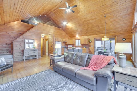 Cozy Wisconsin Cabin with Deck, Kayaks and Lake Views! House in Bass Lake