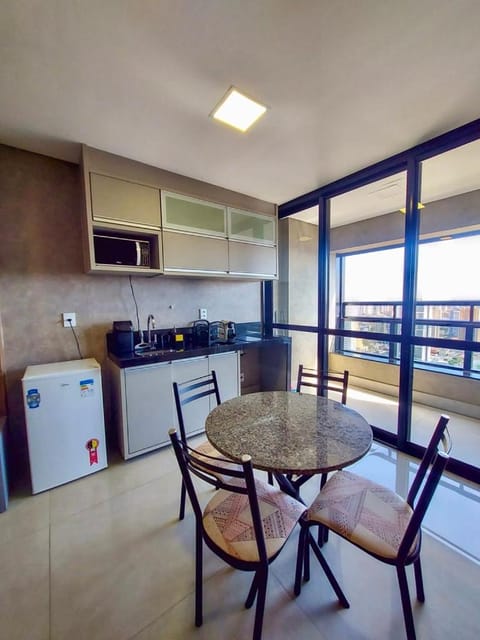 Kitchen or kitchenette, Dining area, minibar, oven