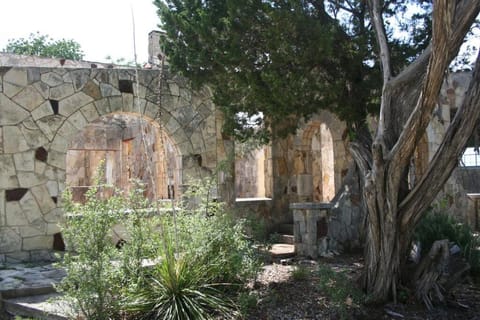 Amah's Cottage ~ Silver Spur Dancehall Ruins ~ Bandera, TX. Condominio in Bandera
