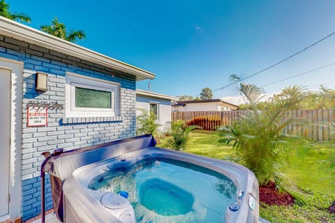 Royal Palms Beach Bungalow House in Wilton Manors