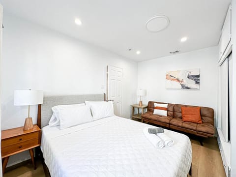 Modern 2-Bedroom Gem Close to Beverly Hills - DOH2 House in Westwood