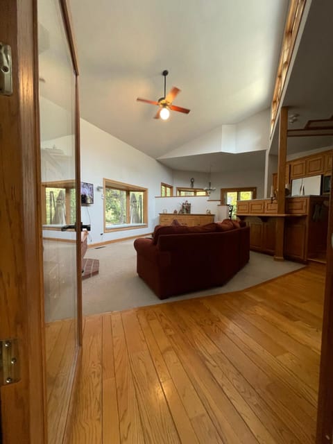 RiverFront Retreat- Spa/Hot tub, Game Room, Limited Gym Haus in Three Rivers