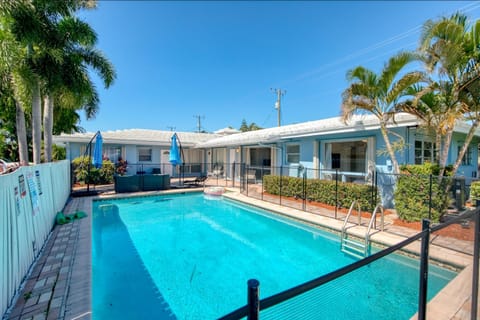 Gilded Palms Apartment in Oakland Park