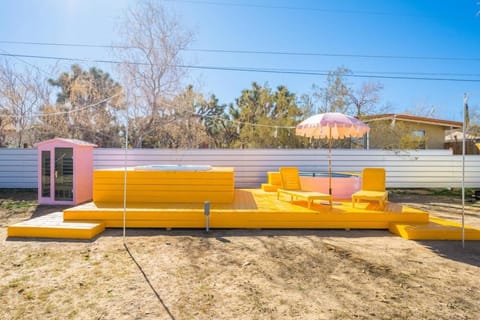 Pink Disco Sauna, Hot Tub, Selfie Room, Pool, House in Yucca Valley