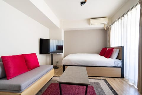 Bed, TV and multimedia, Living room, Photo of the whole room, Seating area, Bedroom, air conditioner