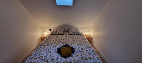 Property building, Bed, Night, Photo of the whole room, Decorative detail, Bedroom