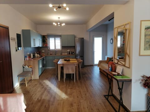 Coffee/tea facilities, Kitchen or kitchenette, Dining area