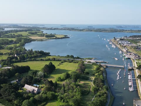 La villa M Vannes, villa les pieds dans l'eau sur le port, avec grand jacuzzi Chalet in Séné