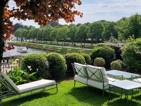 Garden, River view, Sea view, sunbed