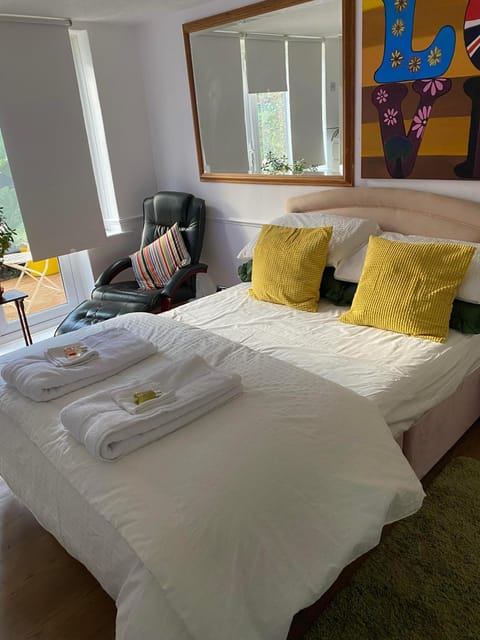 Bed, Photo of the whole room, Seating area, Bedroom, towels