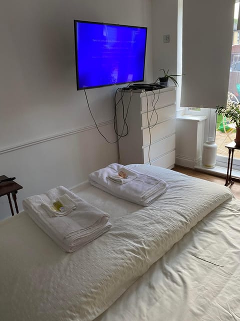 Bed, TV and multimedia, Bedroom, towels