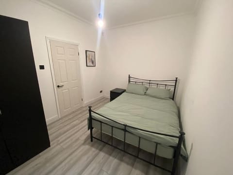 Spacious 3 Bed House London House in Croydon