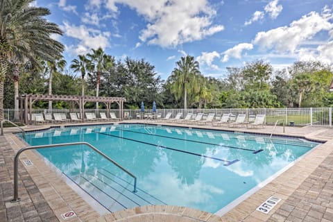 Palm Coast Townhome with Pool Access about 4 Mi to Beach House in Palm Coast