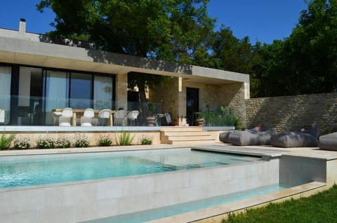 Maison d'Architecte piscine vue exceptionnelle uzès à pied Villa in Uzes