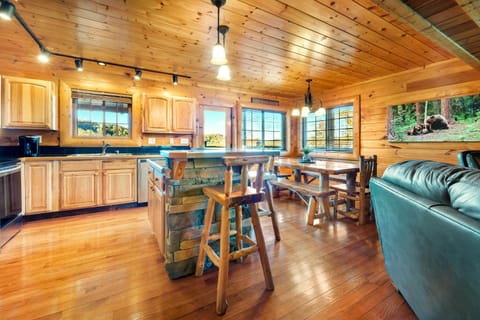 Kitchen or kitchenette, Seating area, Dining area