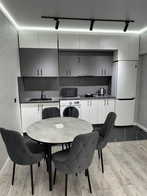 Kitchen or kitchenette, Dining area, minibar