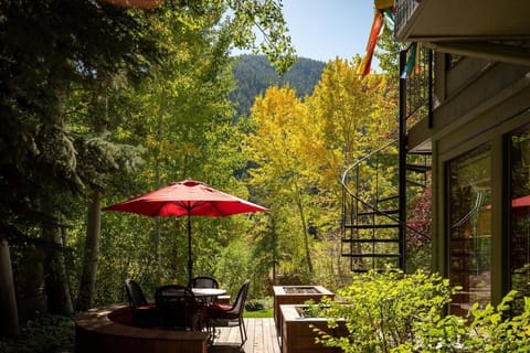 Creek Front Duplex Close to Lifts with Hot Tub Maison in Ketchum