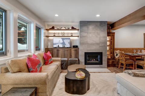 Luxe Prospector Condo Steps to Lift with Hot Tub Maison in Ketchum