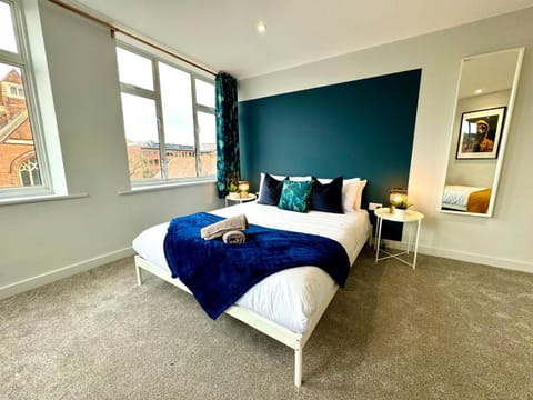 Incredible Large 3 Bedroom Apartment - Sleeps 8! Apartment in Poole