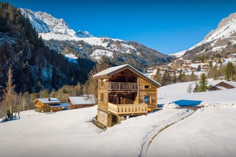 Property building, Day, Natural landscape, Winter, Mountain view