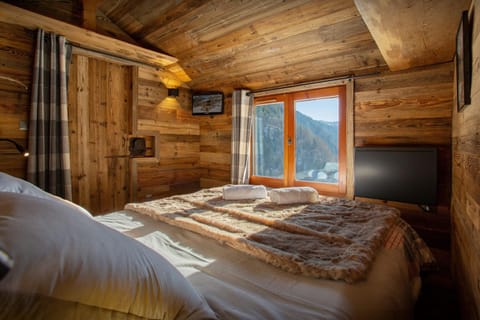 Bed, Photo of the whole room, Bedroom, Mountain view