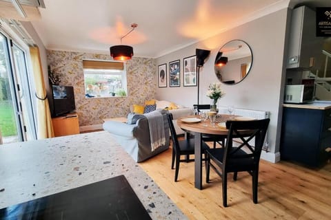 The Rose Garden - House in the Heart of Basildon by Artisan Stays I Free Parking I Weekly Or Monthly Stay I Relocation & Business I Sleeps 6 House in Basildon