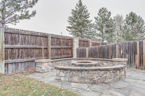 Family Home with Fire Pit, Near Downtown Denver! Casa in Arvada