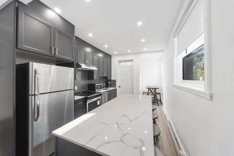 Modern and cozy 4 bedrooms sleep 12 Appartement in Montreal