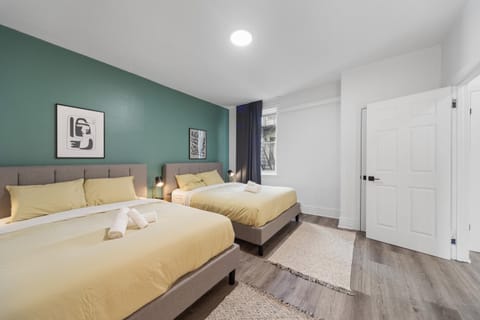 Modern and cozy 4 bedrooms sleep 12 Apartment in Montreal