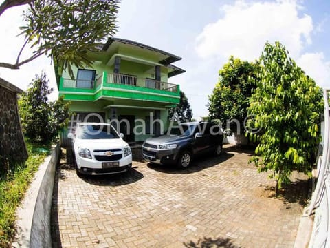 Omah Awan at Desa Wisata Petik Jeruk Selorejo Villa in Batu