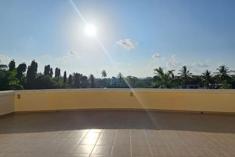 Entire 4 Bedroom villa for 8 with pool & gym Chalet in City of Dar es Salaam