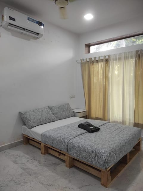 Bed, TV and multimedia, Photo of the whole room, Seating area, Bedroom, towels, air conditioner