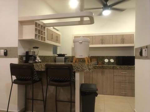 Kitchen or kitchenette, Dining area, minibar, pet friendly, toaster