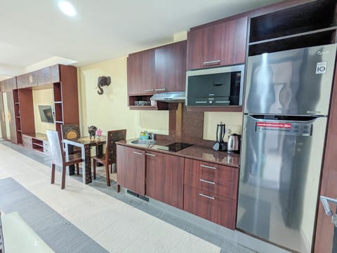 Kitchen or kitchenette, minibar