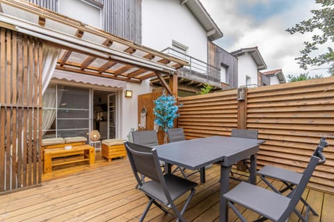 Patio, Day, Balcony/Terrace, Dining area