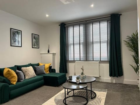 City Centre 2 Bed - Free Parking - Long Stay Offer Apartment in Rochester